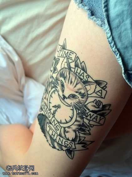 腿部猫头鹰纹身图案