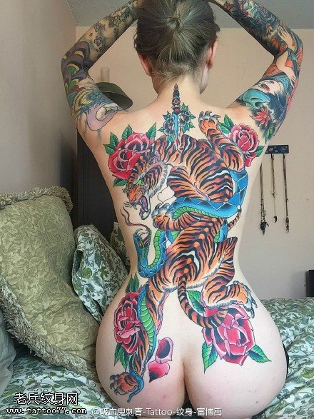 满背蛇戏老虎纹身图案