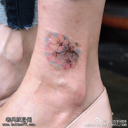 脚腕上淡雅的桃花纹身图案
