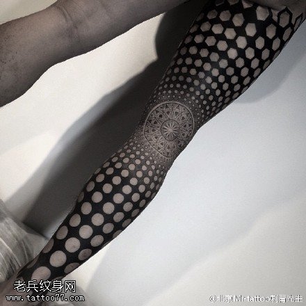 腿部的几何密集图腾纹身图案
