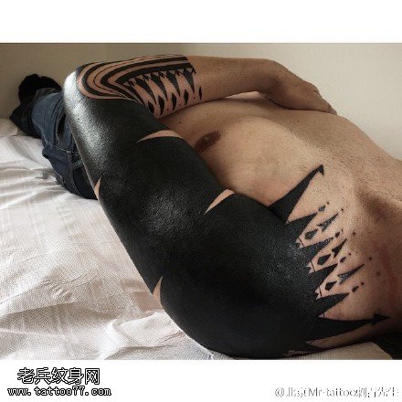 肩膀的黑灰图腾纹身图案