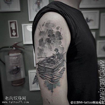 肩部的水墨景纹身图案