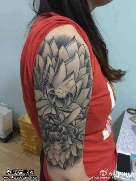 肩膀莲花刺青纹身图案