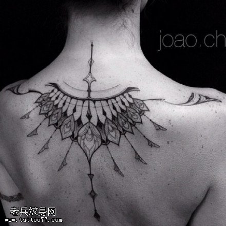 背部经典时尚的图腾纹身图案