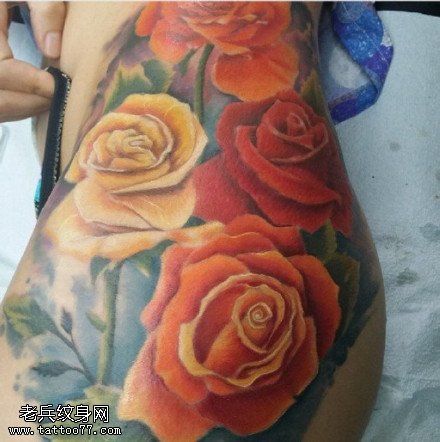 臀部娇艳荆棘的玫瑰纹身图案