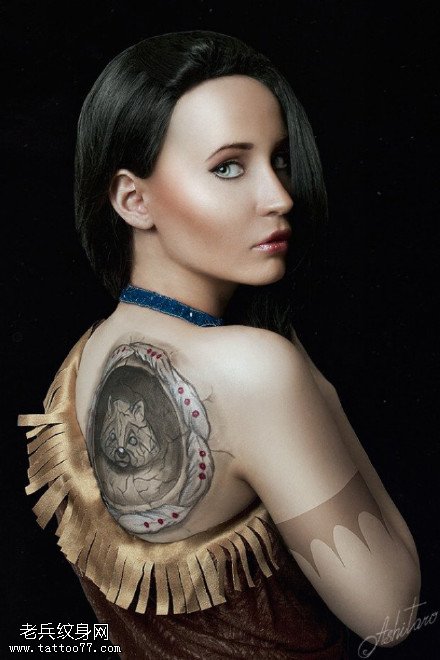 肩膀上地裂风狗狗纹身图案