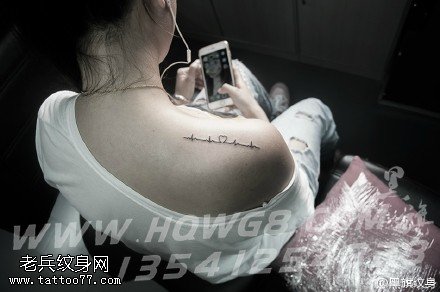 肩膀的心电图纹身图案