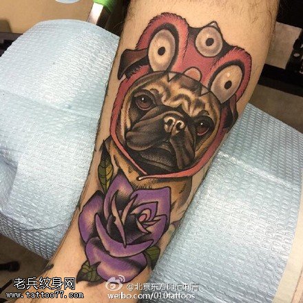 小腿上的狗狗玫瑰纹身图案