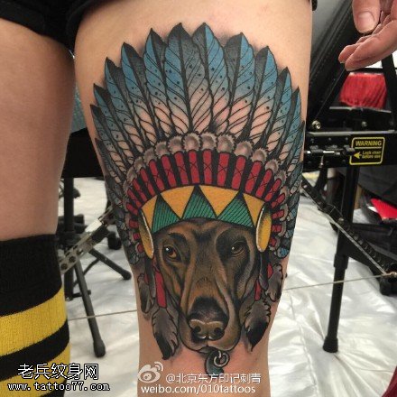 大腿上的印第安狗纹身图案