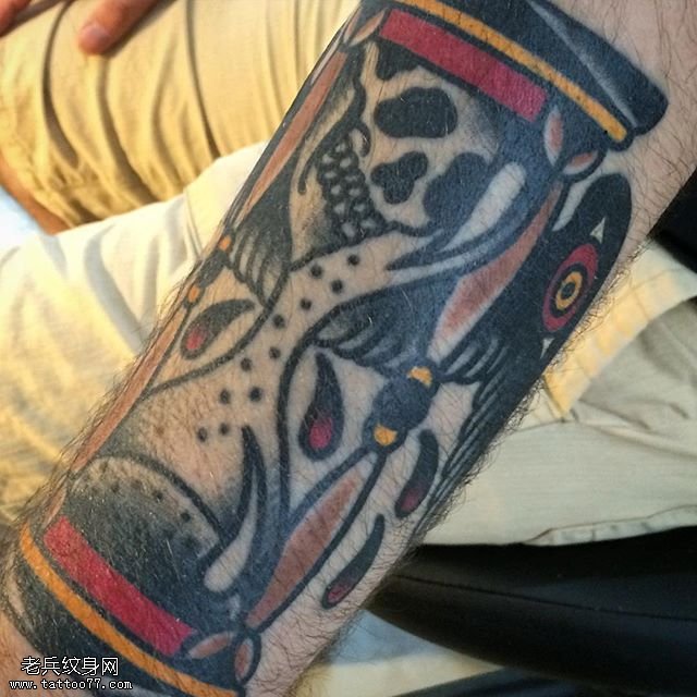 胳膊的沙漏纹身图案