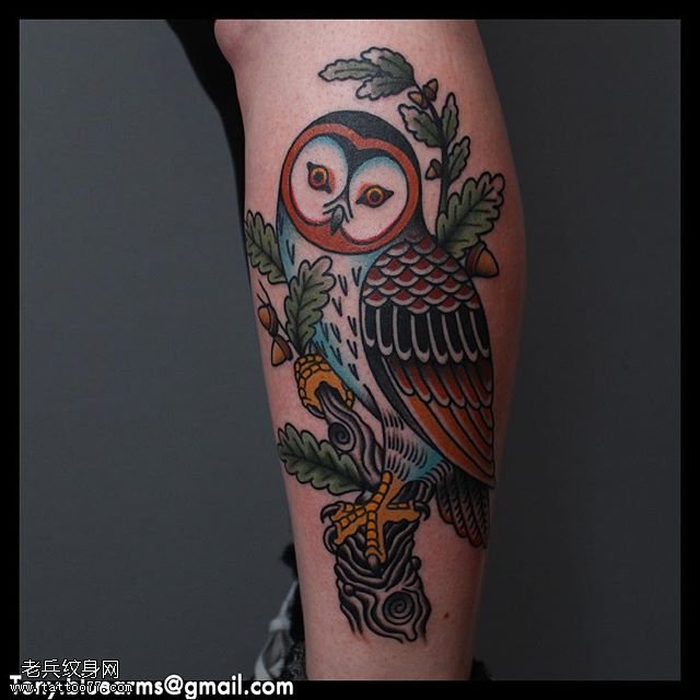 小腿彩绘的猫头鹰纹身图案