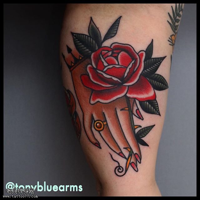 小腿上的玫瑰纹身图案
