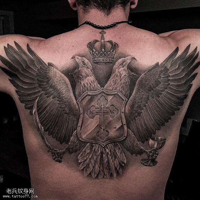 背部的两只雄鹰纹身图案