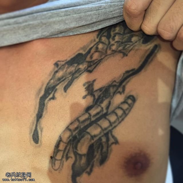 胸部抽象的纹身图案