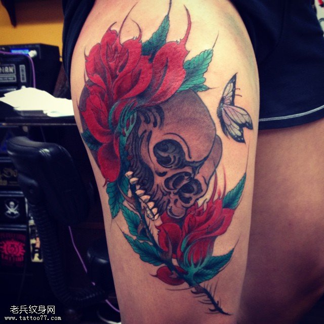 大腿的花卉骷髅纹身图案