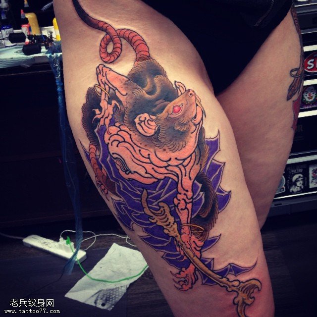 大腿的老鼠纹身图案