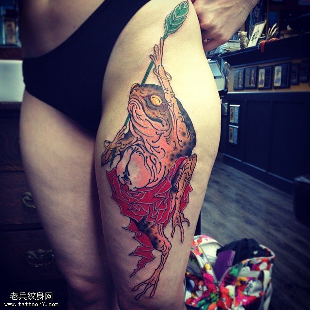 大腿上的金蝉纹身图案