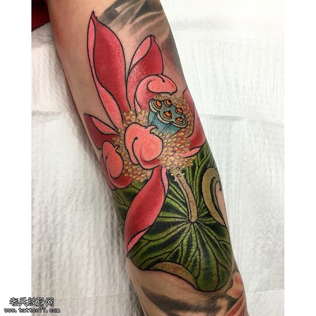 手臂鲜艳的荷花纹身图案