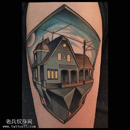 肩部上彩绘的房子纹身图案