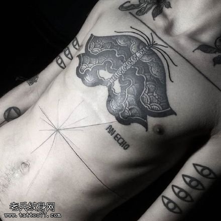 胸口的蝴蝶纹身图案