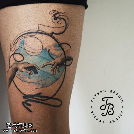 大腿上分开的手纹身图案