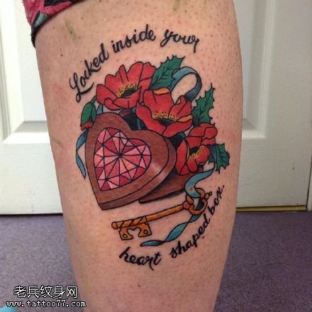 小腿的心形红宝石纹身图案