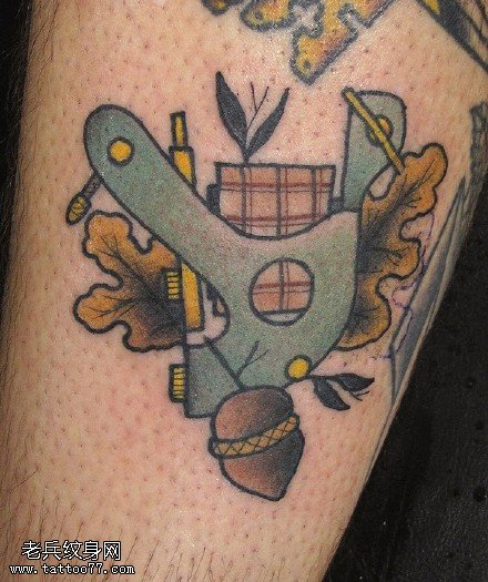 小腿上的纹身机花卉纹身图案