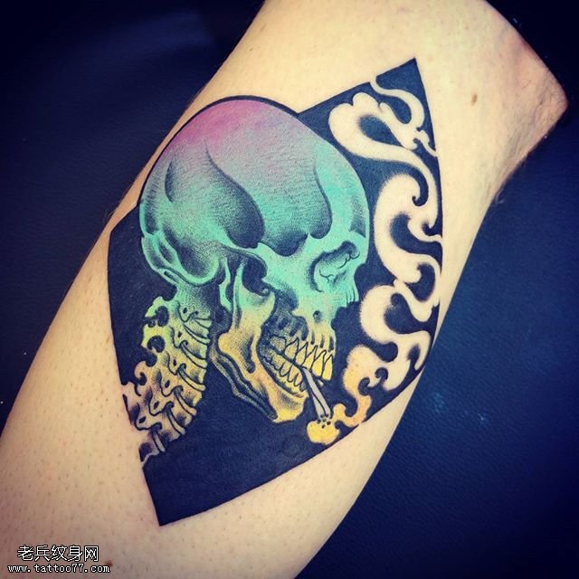 小腿上的骷髅头纹身图案