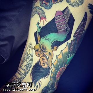 小腿部被虐的美女纹身图案