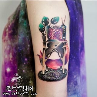 胳膊上抽象的图形纹身图案