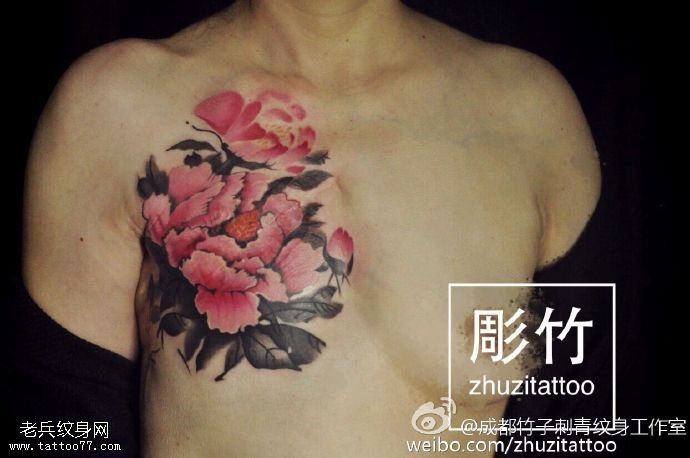 胸膛上的水墨牡丹纹身图案