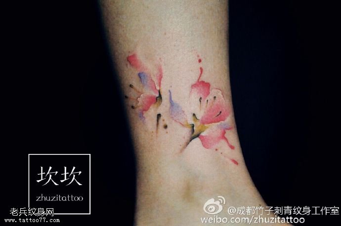 脚腕上泼墨花卉纹身图案