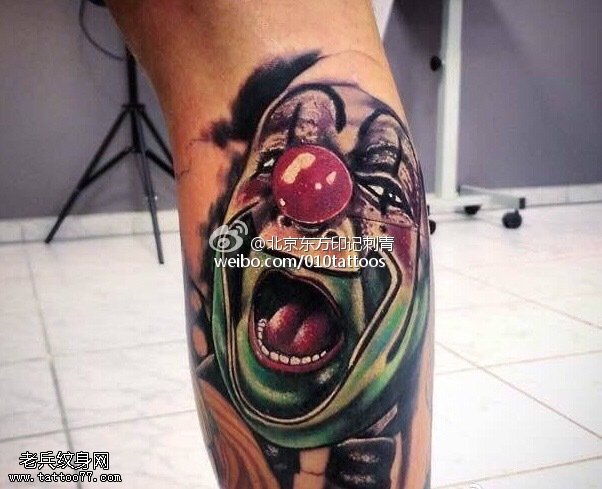 小腿部的经典小丑纹身图案
