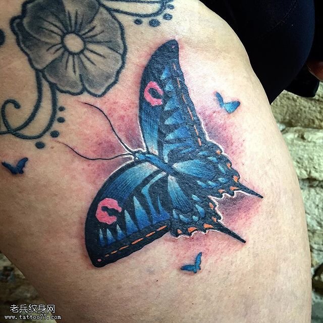 大腿彩色的蝴蝶纹身图案