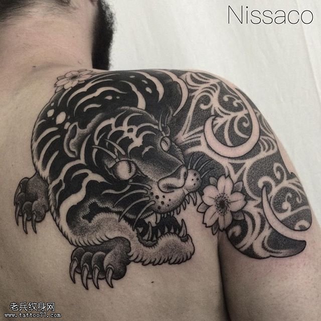 肩部的花豹纹身图案