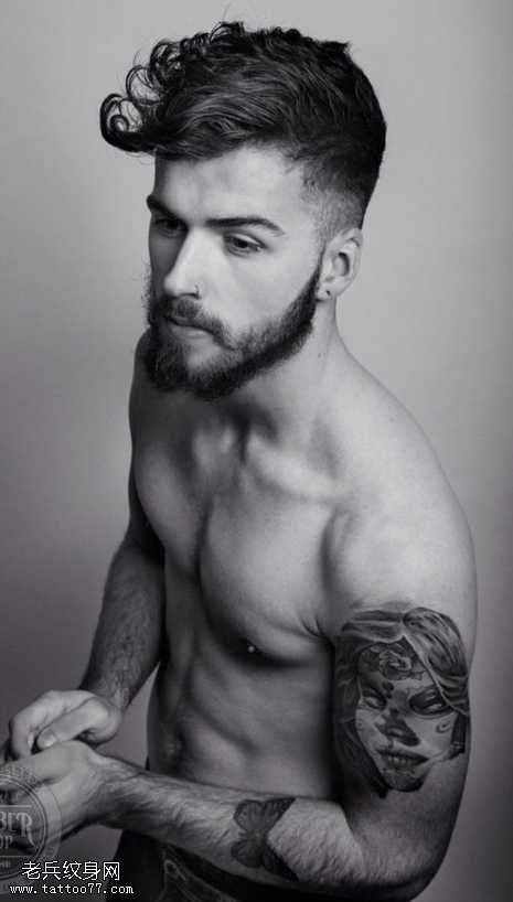 欧美帅哥的时尚纹身图案