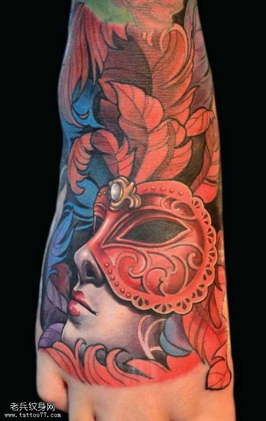 脚背带面具的美女纹身图案