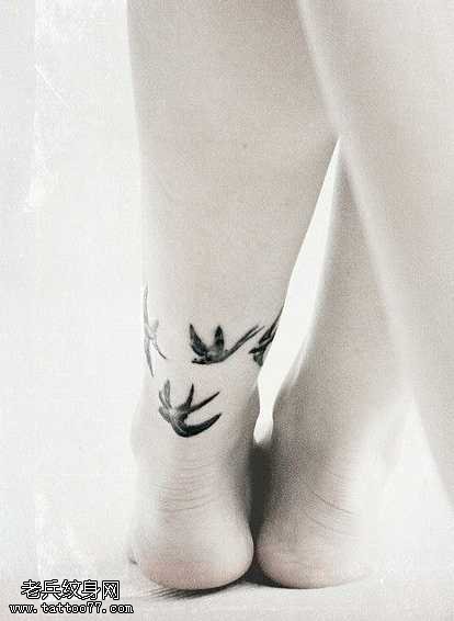 脚踝燕子纹身图案