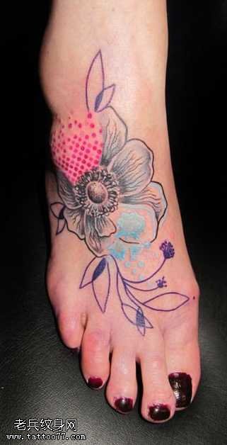 脚背彩色花朵纹身图案
