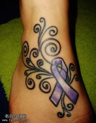 脚部漂亮的花藤纹身图案