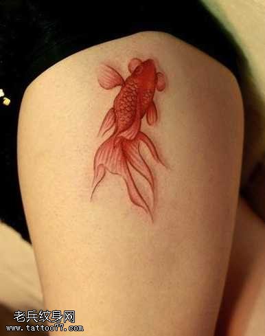 腿部一条红色的金鱼纹身图案