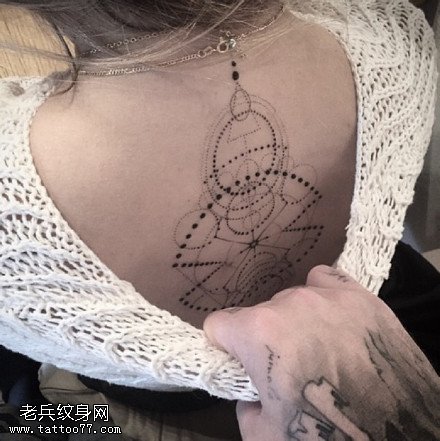 背部点刺几何元素图形纹身图案