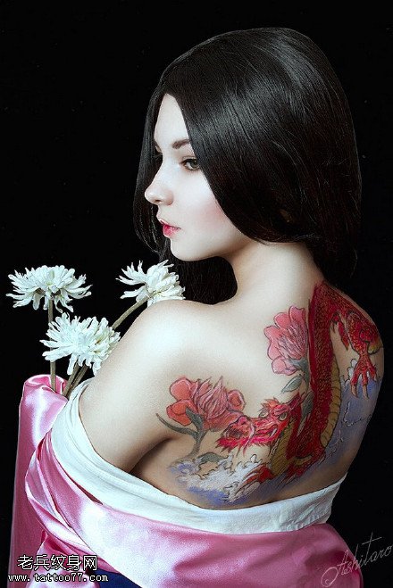 美女背部麒麟纹身图案