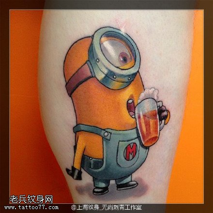 小腿上的小黄人纹身图案