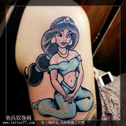 肩部的美人鱼纹身图案