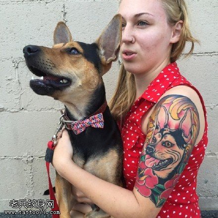 肩膀的小狼狗纹身图案