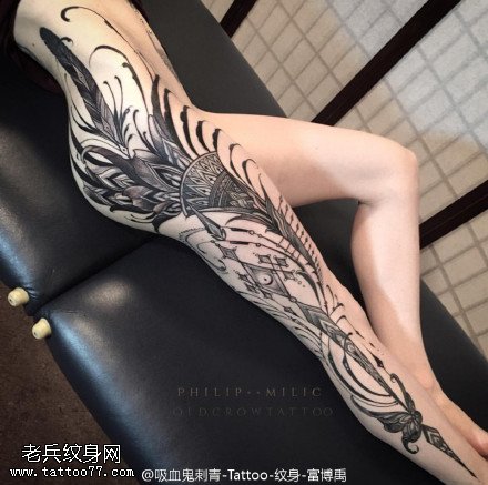腿部的漂亮的羽毛纹身图案