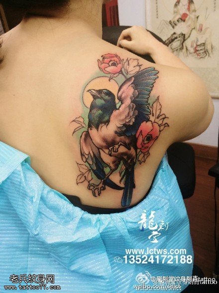 肩部彩绘鸟儿纹身图案