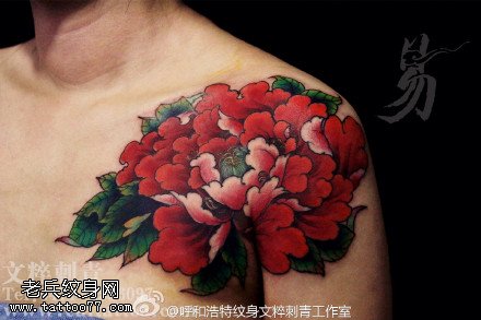 肩部的大牡丹纹身图案