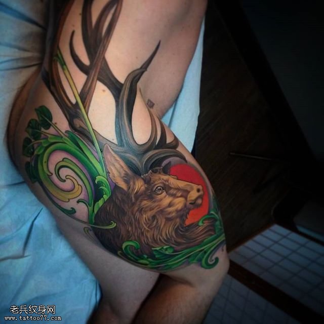 臀部的灵鹿纹身图案